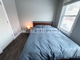 1032 Logan St SE in Grand Rapids, MI - Building Photo