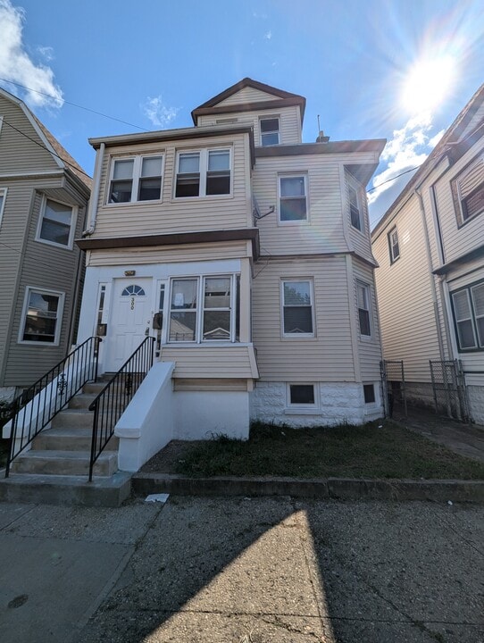 300 S 19th St in Newark, NJ - Building Photo