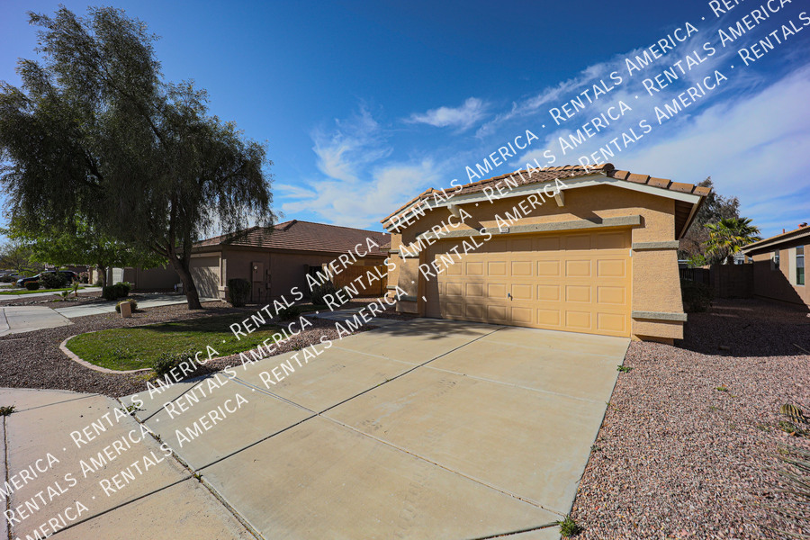 13536 W Peck Dr in Litchfield Park, AZ - Building Photo