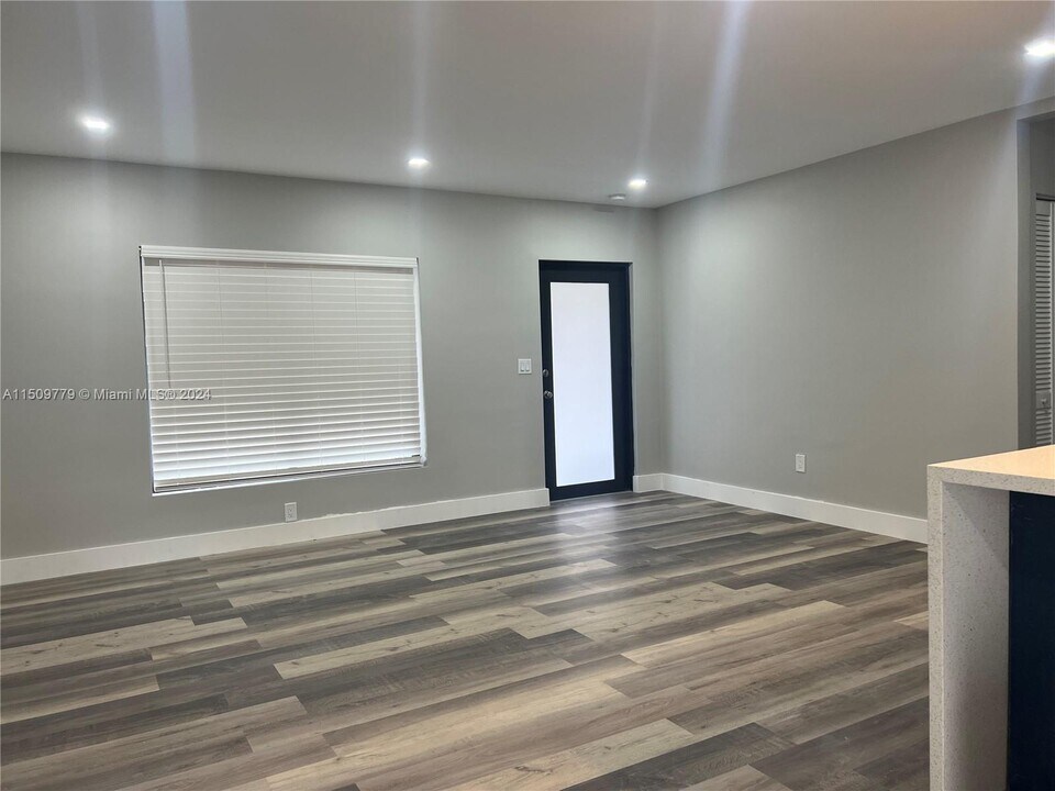 1050 SW 11th St-Unit -1050 in Miami, FL - Building Photo
