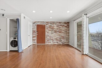 5000 Baltimore Ave, Unit 301 in Kansas City, MO - Foto de edificio - Building Photo