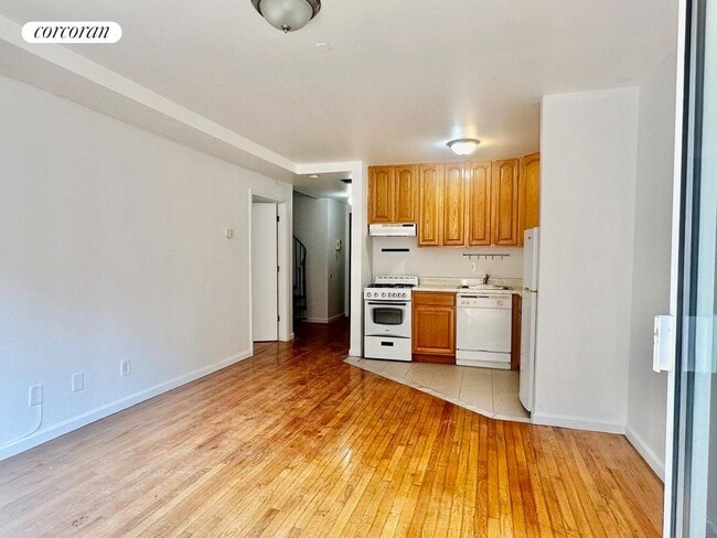 422 E 10th St in New York, NY - Building Photo - Building Photo