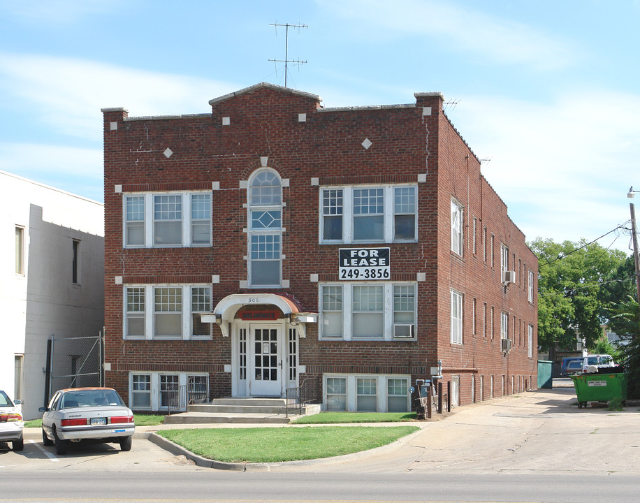 Delmonte Apartments in Topeka, KS - Building Photo