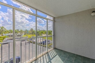 2885 Palm Beach Blvd in Ft. Myers, FL - Building Photo - Building Photo