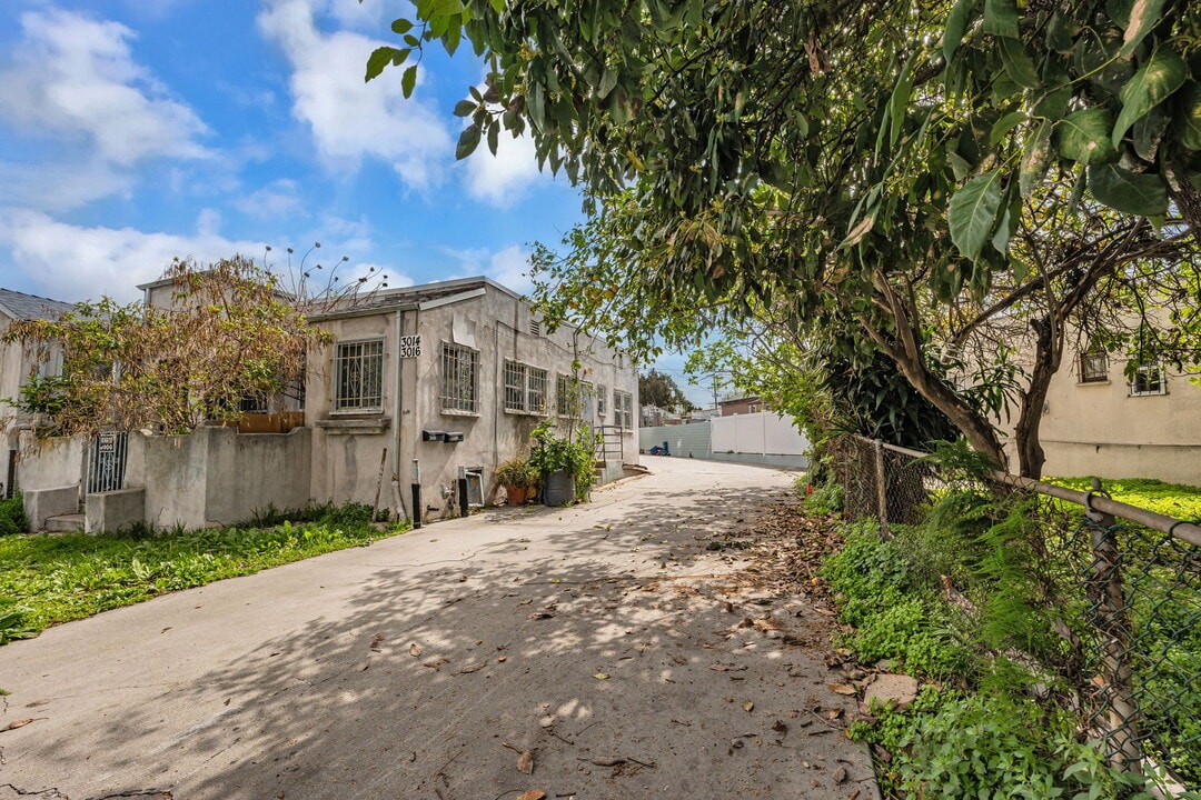 3016 S West View St in Los Angeles, CA - Foto de edificio