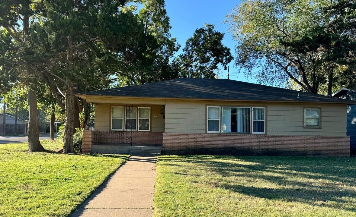 4001 32nd St in Lubbock, TX - Building Photo