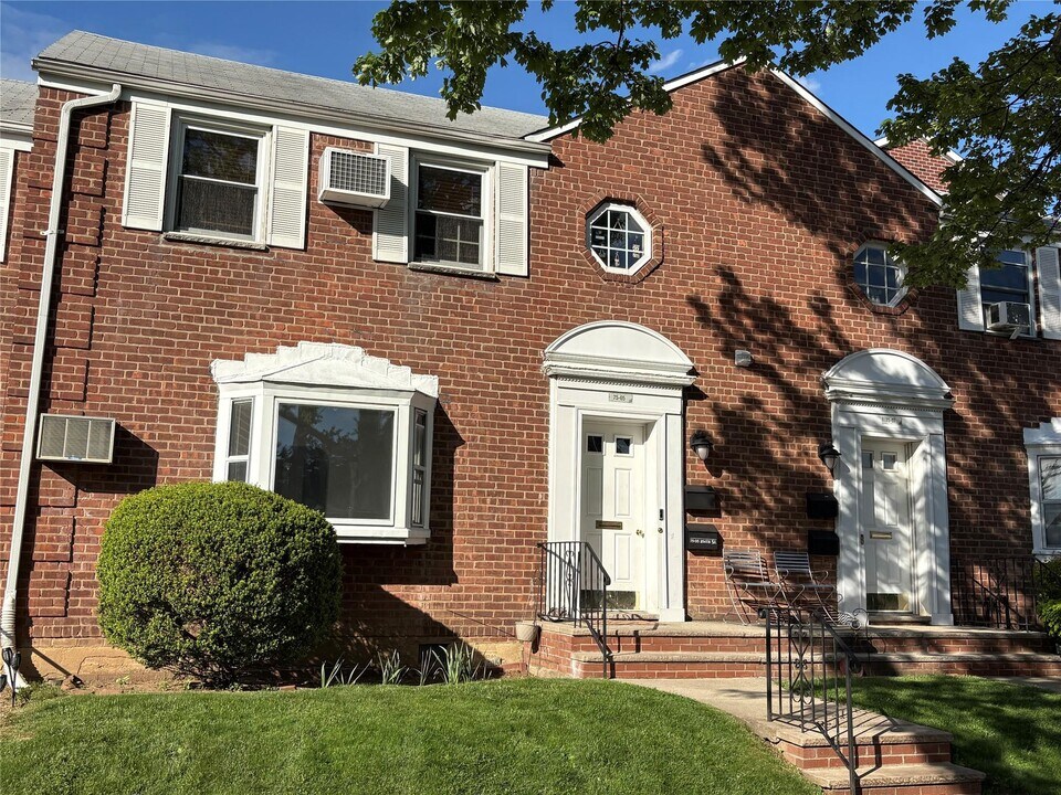 75-5 254th St in Queens, NY - Building Photo
