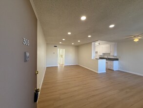 6039 Whitsett Ave in Los Angeles, CA - Building Photo - Building Photo