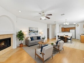 548 Linacre Dr in Crowley, TX - Foto de edificio - Building Photo