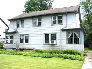 393 Plainville Ave in Farmington, CT - Foto de edificio - Building Photo