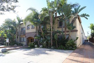 3729 Clarington Ave in Los Angeles, CA - Foto de edificio - Building Photo