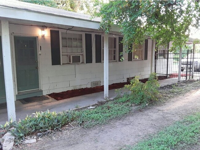 108 N Victoria St in Victoria, TX - Building Photo - Building Photo