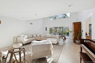 6 Woodland Way in Southampton, NY - Building Photo - Building Photo