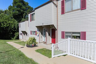 133 Orchard Dr in St. Clairsville, OH - Building Photo