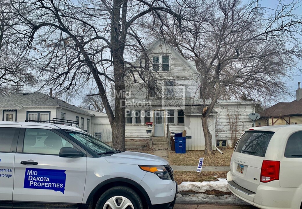 1004 E 4th Ave in Mitchell, SD - Building Photo