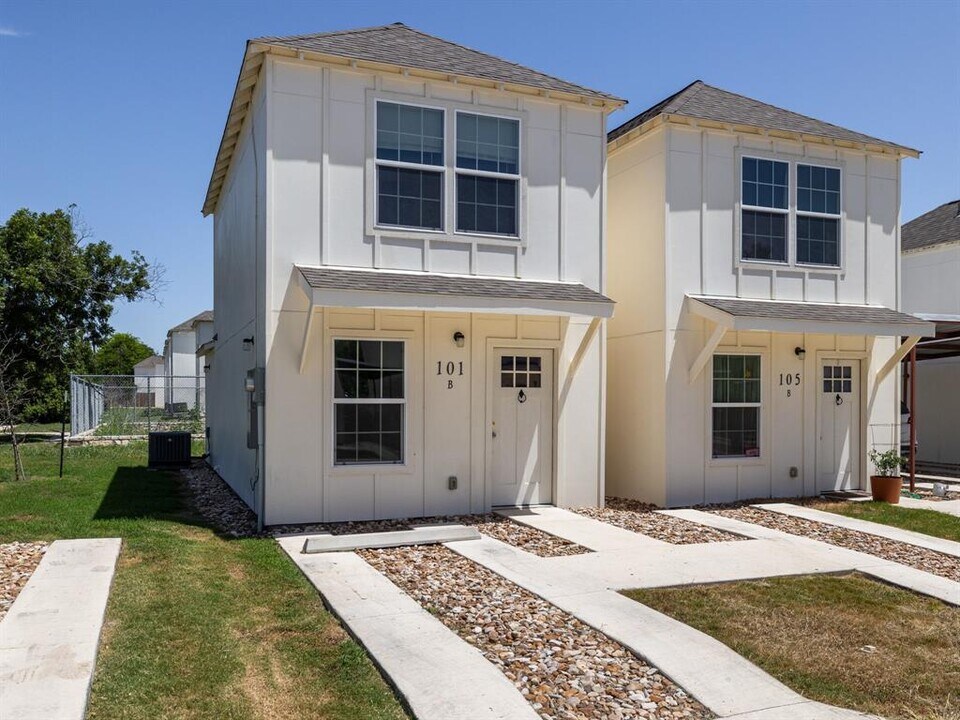 230 Debus Dr in Taylor, TX - Building Photo