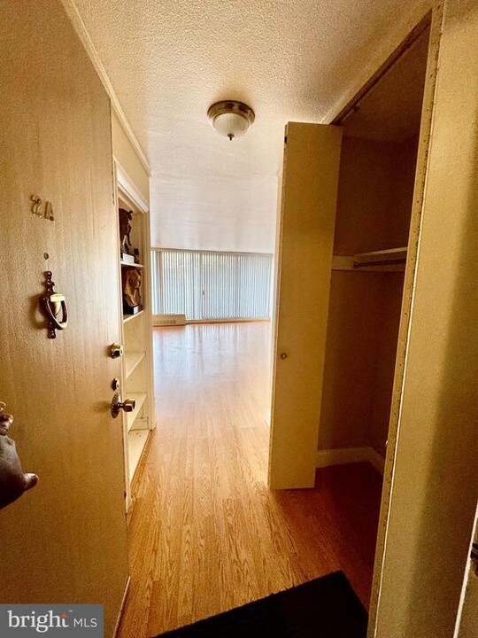 3900 W Ford Rd in Philadelphia, PA - Building Photo