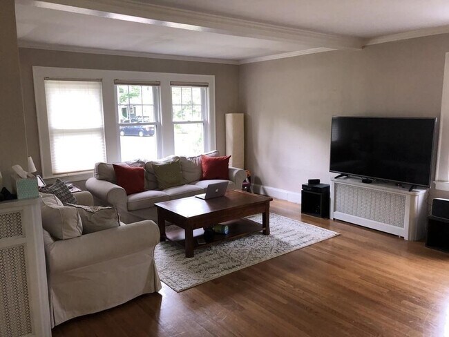 39 Walter St, Unit 1 in Newton, MA - Foto de edificio - Building Photo