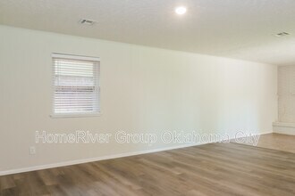 7008 NW 25th St in Bethany, OK - Foto de edificio - Building Photo