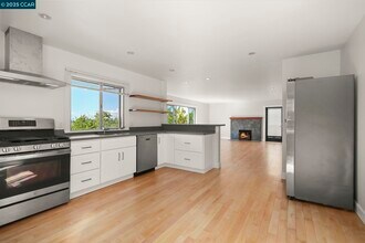 32 Kenilworth Dr in Kensington, CA - Building Photo - Building Photo