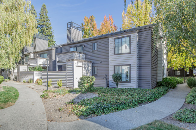 Hidden Lake Condominium Rentals in Sacramento, CA - Foto de edificio - Building Photo