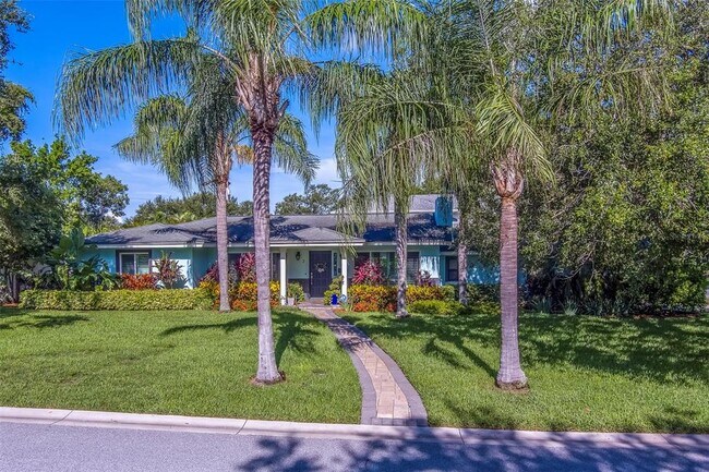 property at 2 E Evonaire Cir