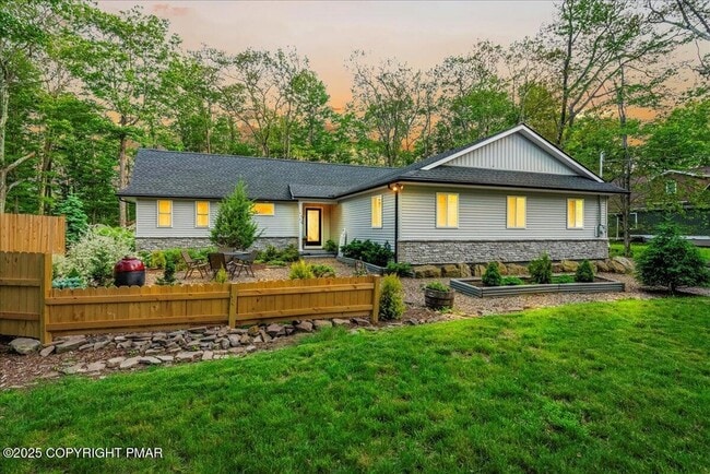 4426 Skyline Dr in Canadensis, PA - Building Photo - Building Photo