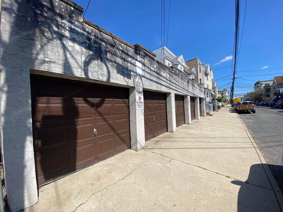 468 AVENUE A Ave in Bayonne, NJ - Building Photo