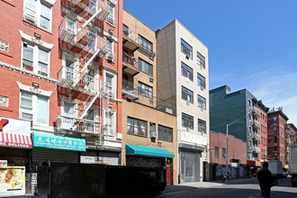 302 Broome St in New York, NY - Building Photo - Building Photo