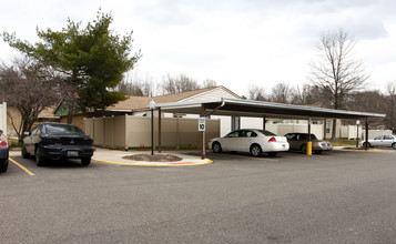 Creekside Villas in North Canton, OH - Foto de edificio - Building Photo