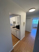 1111 Hillside Ave in Victoria, BC - Building Photo - Building Photo