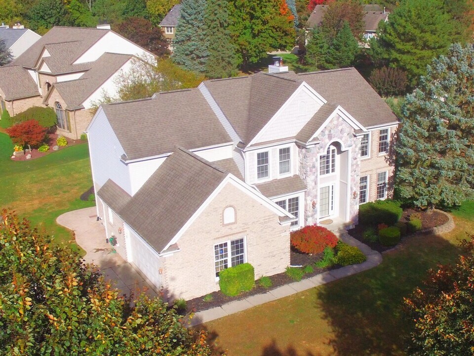 47498 Fox Run Dr in Canton Township, MI - Building Photo