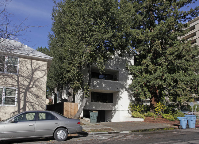 483 Forest Ave in Palo Alto, CA - Foto de edificio - Building Photo