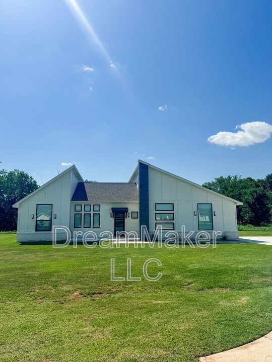 5154 Lily Ln in Goldsby, OK - Foto de edificio