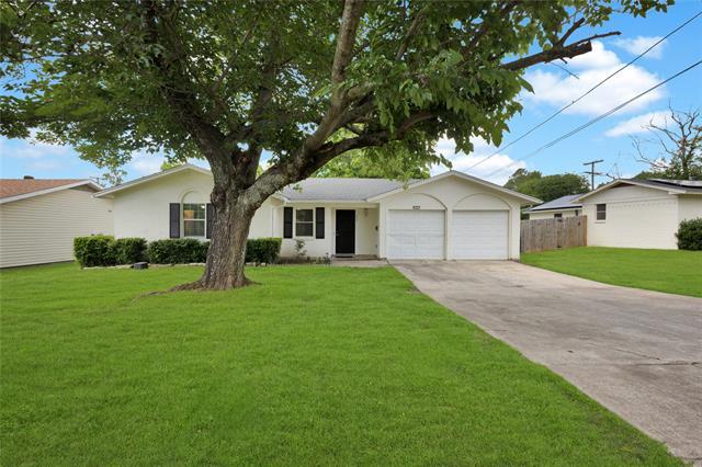625 NW Newton Dr in Burleson, TX - Building Photo