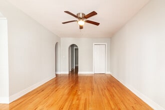 435 W Roscoe St, Unit 4 in Chicago, IL - Foto de edificio - Building Photo