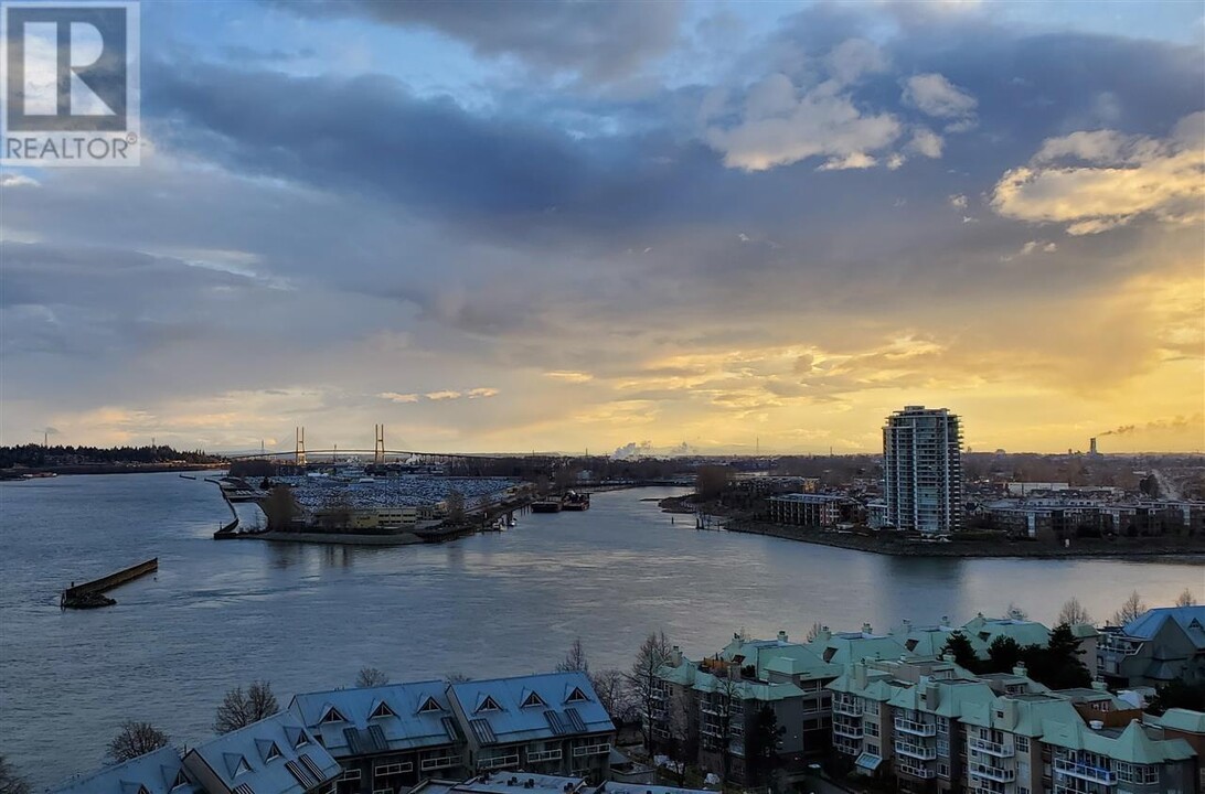 988 Quayside Dr in New Westminster, BC - Building Photo