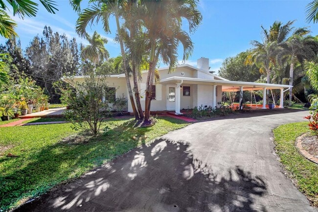 100 N Hibiscus Ct in Plantation, FL - Building Photo - Building Photo