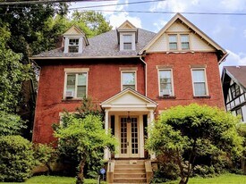 5910 Howe St in Pittsburgh, PA - Building Photo