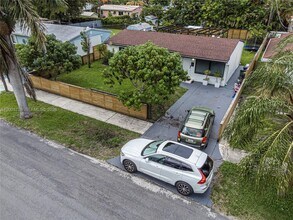 906 NE 6th St in Hallandale Beach, FL - Building Photo - Building Photo