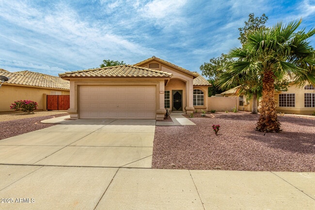 7415 W Crest Ln in Glendale, AZ - Building Photo - Building Photo
