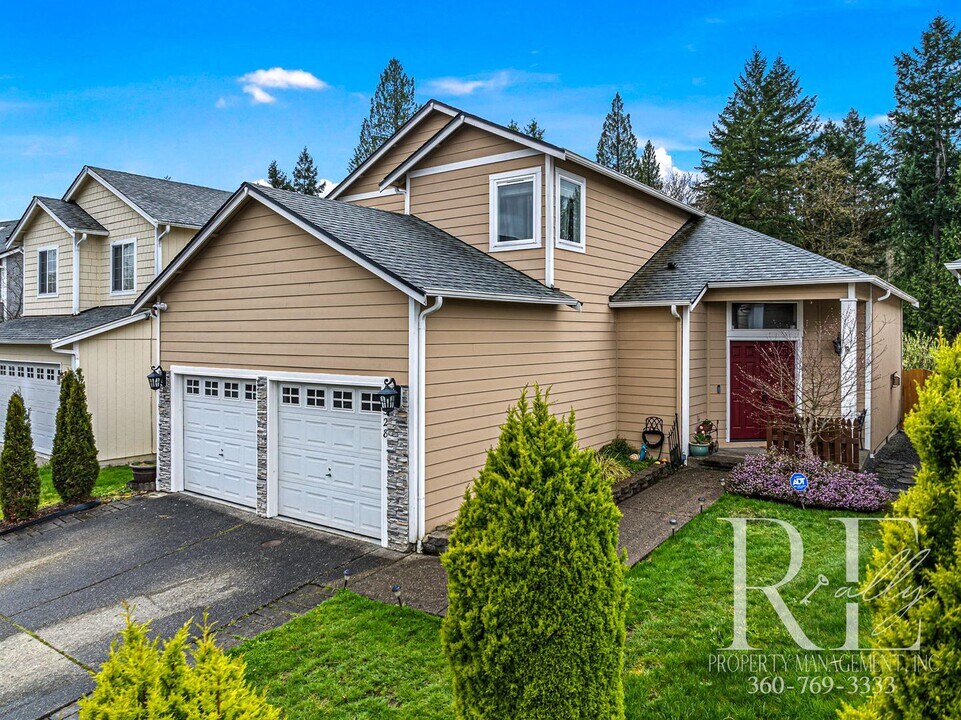 13328 67th Ave E in Puyallup, WA - Building Photo