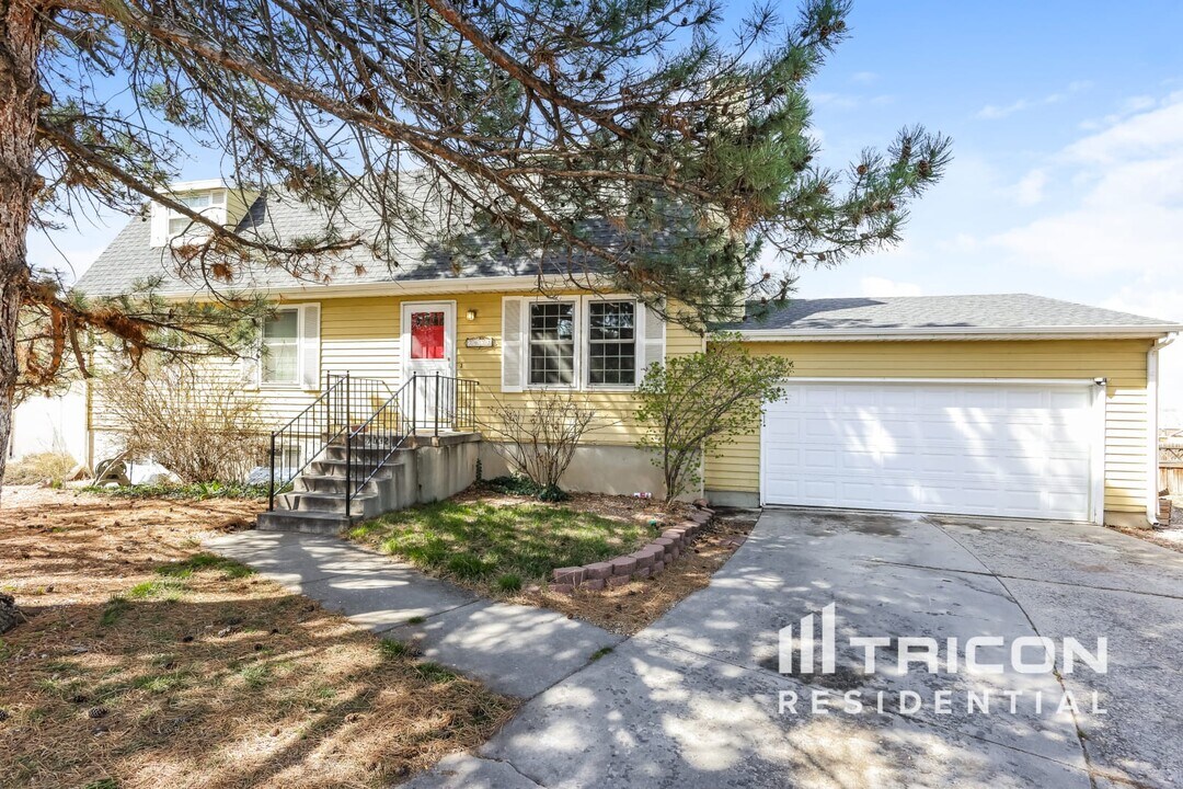 7032 S Tremont Way in Midvale, UT - Building Photo