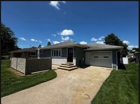 812 W 4th St in Sumner, IA - Building Photo