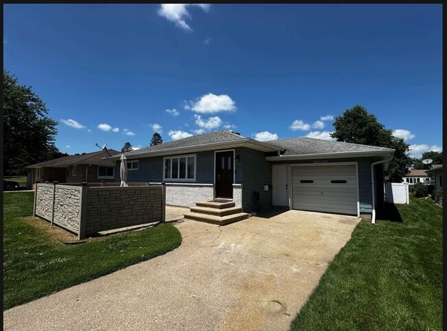 property at 812 W 4th St