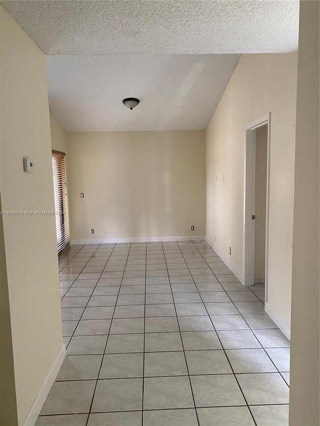 6183 NW 170th Ln in Hialeah, FL - Foto de edificio - Building Photo