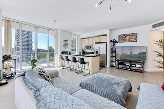 1111 SW 1st Ave, Unit 2319 in Miami, FL - Foto de edificio - Building Photo