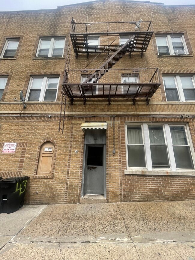 43 Hill St, Unit 34 in Bloomfield, NJ - Foto de edificio - Building Photo