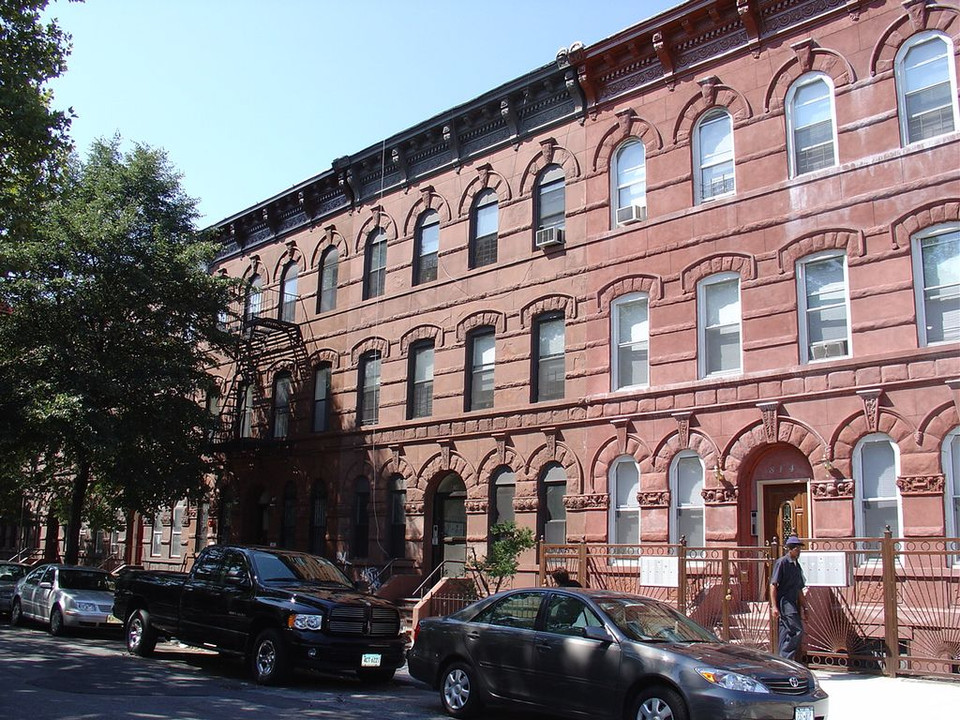 818 Marcy Ave in Brooklyn, NY - Building Photo