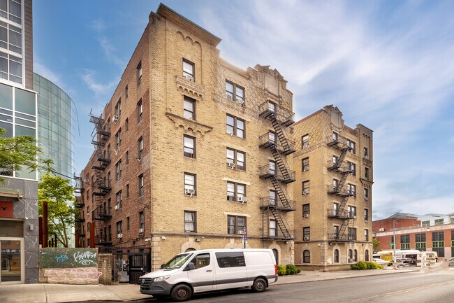 4246 Bowne St in Flushing, NY - Foto de edificio - Building Photo